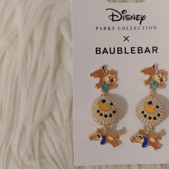 🎄FIRM! NWT DISNEY PARKS COLLECTION X BAUBLEBAR 2023 CHIP & DALE SNOWMAN EARRING - Picture 3 of 12